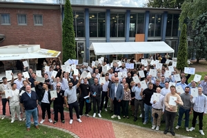  Alle frischgebackenen Gesellen mit ihren Gesellbriefen im Garten des IKKE. 