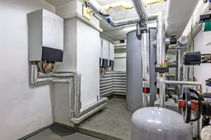  Im Keller befinden sich die vier wandhängenden Wärmepumpen-Innengeräte, mit dem separaten Warmwasserspeicher und einem Fassungsvermögen von 1.000 l.  