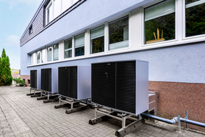  Vier Luft/Wasser-Wärmepumpen in Kaskade versorgen eine Gesamtfläche von 2.750 m2 mit Wärme.  