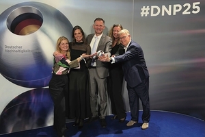  Die Danfoss GmbH hat den Deutschen Nachhaltigkeitspreis 2025 in der Kategorie Heiz-, Lüftungs- und Klimatechnik erhalten. Im Bild (v.l.): Maria Roettgers, Angela Leth, Niels Behrensen, Andrea Voigt und Michael Muerköster. 