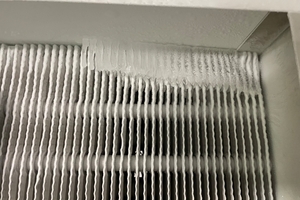  Vereisung an einem Verdampfer kann zwischen Frost bis hin zu Klareisaufbau variieren. Der Eissensor kann Vereisung direkt vermessen. 