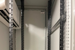  Ein Split-Klimagerät ist direkt in den 19“-Serverschrank integriert. 