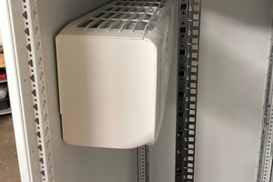  Ein Split-Klimagerät ist direkt in den 19“-Serverschrank integriert. 