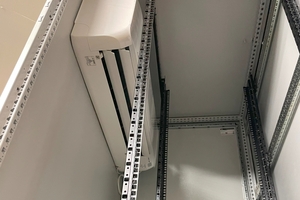  Ein Split-Klimagerät ist direkt in den 19“-Serverschrank integriert. 