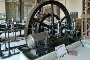  Die Einzylinder-Dampfmaschine mit zwei Kältemittelverdichtern aus der ehemaligen Feldschlösschen-Brauerei kann man heute in der Sammlung Tuchfabrik Werdau besichtigen. 