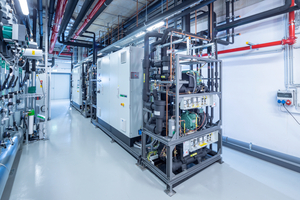  Blick in den Maschinenraum einer Tiefkälteanlage für die Wasserstoff-Aufbereitung mit zwei leistungsstarken Hubkolbenverdichtern. Die Anlage arbeitet mit dem natürlichen Kältemittel Propen (R1270) und ist auf besonders hohe Effizienz bei tiefen Temperaturen ausgelegt. 