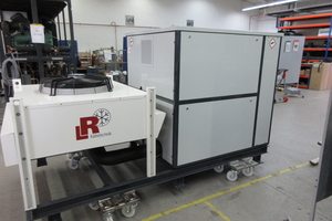  Kompakte Tieftemperaturanlage mit externem Verflüssiger/Luftkühler, konstruiert für die flexible Aufstellung im Innenbereich. Das System liefert Kaltsole bis -40 °C und wird z. B. zur Vorkühlung von Wasserstoff bei der Betankung eingesetzt. 