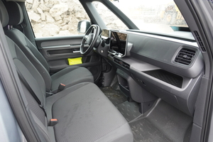  Die Fahrerkabine ist für drei Personen komfortabel und lässt sich mit LED-Licht hell ausleuchten. 