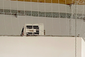  Das Ballschutznetz bewahrt die Technik vor Beschädigungen während des Sportunterrichts. 
