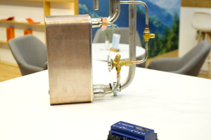  Statt Ejektortechnik als komplexes Spezialthema zu positionieren, setzt der „EJCO2“ genau hier an. Die Baugruppe nutzt die Energie im Hochdruckbereich, um eine zusätzliche Unterkühlung bereitzustellen und damit die Effizienz transkritischer CO₂-Anlagen deutlich zu steigern. 