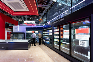  Zu den Produkt-Highlights zählten das neue „Borea Multideck“ mit CO₂-Technologie und „Borea Freeze Air“, die das Angebot von AHT an energieeffizienten und zukunftssicheren Kühlmöbellösungen erweitern. 