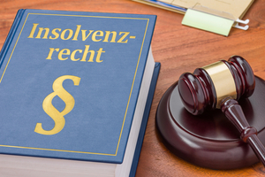  Wer trotz wirtschaftlicher Schwierigkeiten die Geschäftsbeziehung fortführt, Leistungen erbringt und Zahlungen entgegennimmt setzt sich im Falle einer späteren Insolvenz des Geschäftspartners Anfechtungsansprüchen des Insolvenzverwalters aus. Rechtshandlungen, die im Vorfeld der Insolvenz erfolgten, können bis zu 10 Jahre rückwirkend wieder rückgängig gemacht werden. 