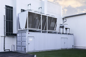  Individuell für die Projektanforderungen konzipiert und von [CF] Systems realisiert: CO₂-Verflüssigungssatz im 20 ft Container und Güntner CO₂-Gaskühler, optimal an das bestehende Gebäude integriert. 