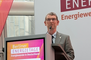  BIV-Geschäftsführer Torsten March bei seinem Statement im Rahmen der Podiumsdiskussion „Best Practices der energetischen Sanierung – Was die Politik vom Handwerk lernen kann“ bei den Berliner Energietagen. 
