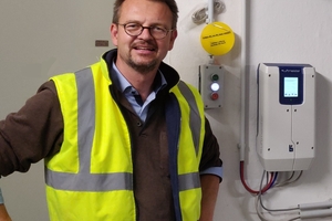  Jens Amberg, Geschäftsführer der Luftmeister GmbH und Erfinder des „Luftenergiezählers“ (rechts im Bild). 