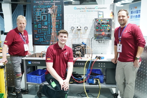  Das Team vor der Anlage bei der „Guangzhou Invitational Competition“ (v.l.): Karsten Beermann, Timo Jansen und Robin Ratajczak. 