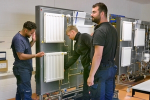  Die ersten Lehrlinge in Maintal werden in einem einwöchigen Kurs fit für die Planung, Montage und Inbetriebnahme von Wärmepumpensystemen gemacht. 
