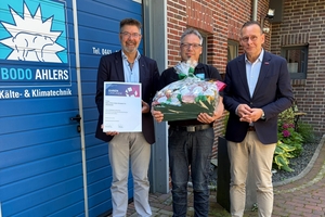  V.l.: Kreishandwerksmeister Andreas Speckmann, Bodo Ahlers und Geschäftsführer Holger Ukena. 