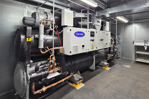  Die „AquaForce 30XWPZE801B“ stellt eine Quellenleistung von etwa 847 kW bereit. Der COP liegt bei 5. 