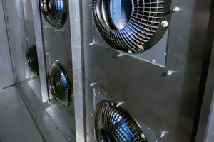  Das FanGrid wurde so ausgelegt, dass sich jederzeit einfach ein weiterer Ventilator einbauen lässt. Die dafür vorgesehene Öffnung ist mit einer Klappe verschlossen. Die fünf „RadiPac C“ EC-Ventilatoren sorgen für die nötige Redundanz der Anlage. 