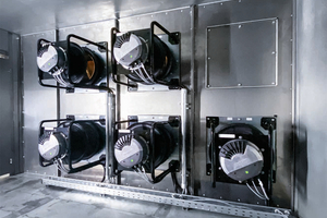  Das FanGrid wurde so ausgelegt, dass sich jederzeit einfach ein weiterer Ventilator einbauen lässt. Die dafür vorgesehene Öffnung ist mit einer Klappe verschlossen. Die fünf RadiPac C EC-Ventilatoren sorgen für die nötige Redundanz der Anlage. 