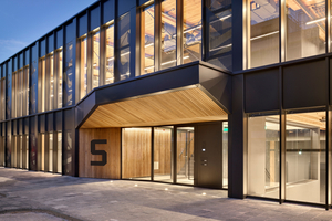  Das zweigeschossige Bürogebäude Rooswijck 5 in Amsterdam wurde in Holzbauweise aus Brettsperrholz (CLT) errichtet und zeichnet sich durch eine klare, reduzierte Architektursprache aus. 