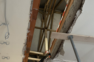  Im Gegensatz zu den Decken der Vollgeschosse hat die Decke zum Dachgeschoss eine Tragfähigkeit von nur 100 kg/m2 (statt 300 kg/m2), so dass der Lüftungstechnik im wahrsten Sinne des Wortes sogar mehrfach enge Grenzen gesetzt waren. 