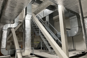  Neben der entsprechenden Aufständerung der RLT-Geräte wurden die Lüftungskanäle über ein flexibles Montageschienensystem abgehängt, um die Lasten gleichmäßig zu verteilen. Die gesamte Technik wurde zwischen die Holzkonstruktion des Daches eingepasst. 