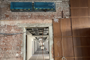  Eine zentrale Vorgabe der Denkmalschutzbehörde war, nicht nur im Außenbereich, sondern auch im Innenbereich bauzeitliche Bauteile des im Stil des 20er Jahre Backsteinexpressionismus errichteten Gebäudes zu schützen. 