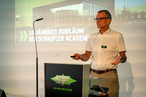   Volker Stamer, Direktor der „Schaufler Academy“, begrüßte die Besucherinnen und Besucher und stimmte sie auf die Jubiläumsveranstaltung ein. An insgesamt 18 Stationen und bei Live-Vorführungen konnten sie Wissenschaft und Technik praxisnah erleben.  