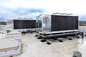  Auf dem Dach der Halle kommt neben mehreren luftgekühlten, reversiblen Wärmepumpe auch ein Freikühler mit 550 kW Leistung zum Einsatz.  