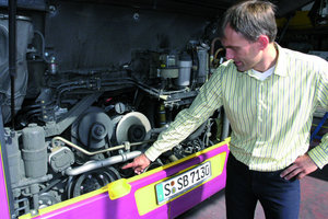  Dipl.-Ing. Markus Wiedemann, Leiter des Unternehmensbereichs Kraftfahrzeugwerkstätten bei der SSB, vor einem der Busse, die mit Verdichtertechnik von Bock ausgestattet sind 