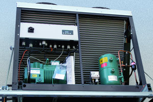  „Ecostar LHV6/2DC-3.F1Y“ zur Kühlung von insgesamt elf Kühlstellen mit offener Frontblende während der Montage an einer Raststätte an der Bundesautobahn A8 