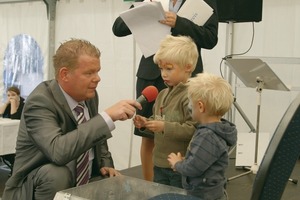  Reiss-Niederlassungsleiter Andreas Schönert mit den Glücksbringern der Tombola beim Familienfest in Stuttgart 