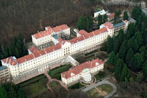  Das 1926 erbaute Sanatorium gleicht in seinem Grundriss der Form eines überdimensionalen Flugzeuges.  