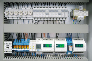  Bild 8: Schaltkasten mit Steuerung und Regelung. Die gesamte Elektroverteilung für Kältemaschinen, Rückkühler, Pumpen und alle Klimageräte, die Pumpen- und Ventilsteuerung, automatische lastabhängige Funktionsumschaltung, Teillaststeuerung für die Slave-K 