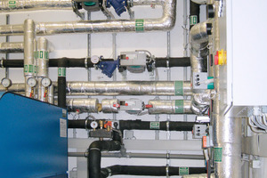 Bild 7: Verrohrung mit den drei Hocheffizienzpumpen und Verbindung in den Keller zum Prozesswasserspeicher 