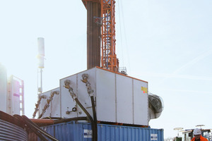  Zwei der vier eingesetzten mobilen Kühltürme beim Pumptest auf der geplanten Geothermie-Anlage in Taufkirchen. 