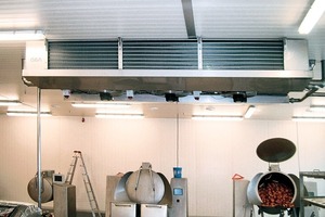  In der Produktion ist ein Deckenluftkühler mit drehzahlregulierten Ventilatoren installiert. 