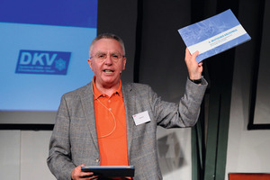  Moderator Günter Alt mit der Publikation zum 4. Deutschen Kältepreis 