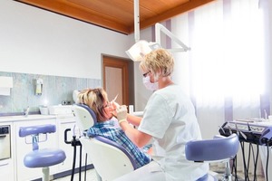  Auch in den Behandlungszimmern sorgt das Frischluftsystem für optimales Raumklima und reinigt die Luft von Gerüchen durch Dentalmaterialien und Medikamente. 