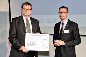  Verleihung des Deutschen Kältepreises 2012 an Martin Auer, Leiter Bau, dm-drogerie markt, Karlsruh (rechts) durch Staatssekretär Jürgen Becker (links) 