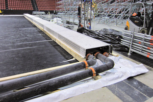  Für die Curling-WM in Basel verlegen Techniker bahnenweise Eismatten auf der Spielfläche. Die Kaltwassereinspeisung übernahm CoolEnergy. 