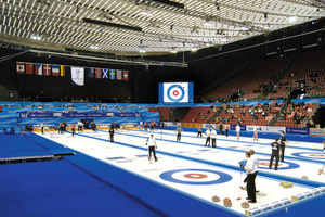  Die St. Jakobshalle in Basel als Curling-Arena.  