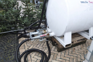  Vom Puffertank aus transportiert eine externe Pumpe das Glykolgemisch über 4“- und 2“-Schläuche zum Eisbahnsystem.  