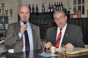  Die Obermeister der Innungen Dortmund und Südwestfalen, Heribert Baumeister (links) und Helmut Kleinehr (rechts) sprachen die Gesellen frei. 