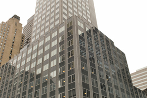  Das TIAA-CREF-Gebäude in der 730 Third Avenue, New York City, wird nach energiesparenden Umrüstungsmaßnahmen voraussichtlich 588000 Euro Strom- und Betriebskosten pro Jahr sparen. 