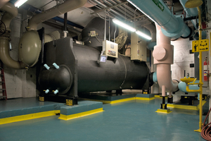  Im TIAA-CREF-Gebäude in New York City wird mit einem hocheffizienten 3500 kW  Kaltwassersystem und einer 3150 kW Glykol-Duplex-Wasserkühlmaschine über Nacht Eis produziert, das in einem Eisspeicherungssystem (Speicherkapazität: 21000 kWh) zwischengelagert 