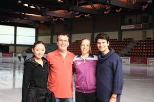  Drei Weltmeister im Sommertraining 2012 - Miki Ando. Herr Jokschat (Leiter des Eissportzentrums), Carolina Kostner und Stephane Lambiel (von links nach rechts) 