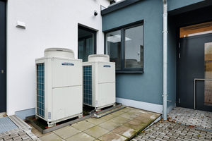  Zwei Außengeräte der VRF-"City Multi"-Serie versorgen alle Innengeräte im Neubau des Gemeindezentrums. 